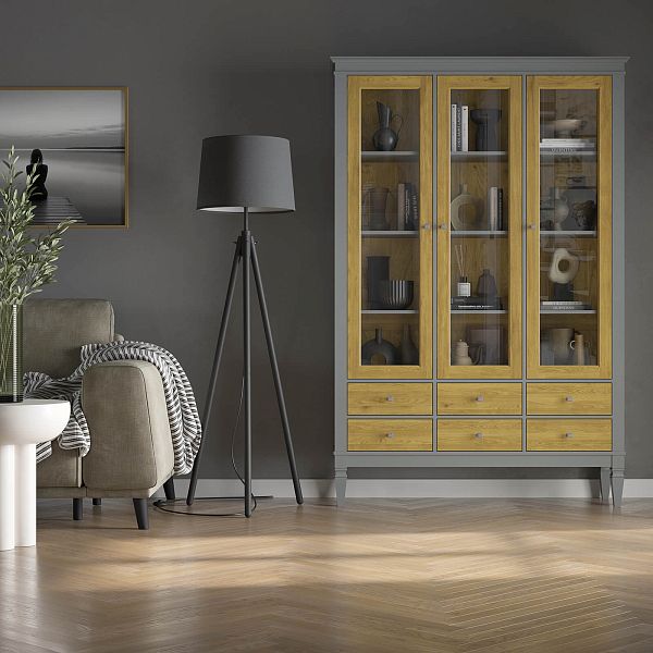 Фото шкафа для посуды из массива сосны в гостиную в стиле лофт или скандинавском стиле коллекция "Ольса-С" цвет белый лак, серый 7042-антик 24, светлый дерево размеры 1349х2029х356 в интернет-магазине СиВер