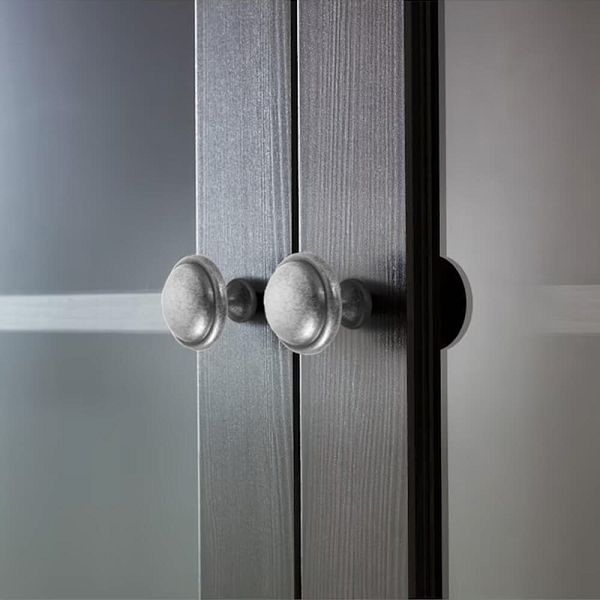 Фото шкаф для посуды из массива сосны в гостиную в стиле кантри коллекция «Кантри» цвет белый лак, блэк, дерево размеры 891х1972х364 в интернет-магазине СиВер