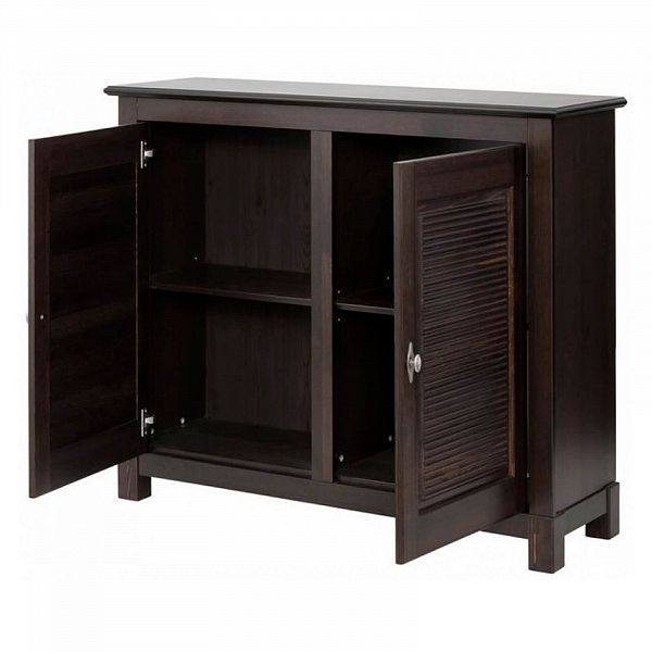 Фото комод с 2 дверцами темного цвета колониал коллекции Рауна в коридор, прихожую или гостиную из массива сосны размеры 118х100х37