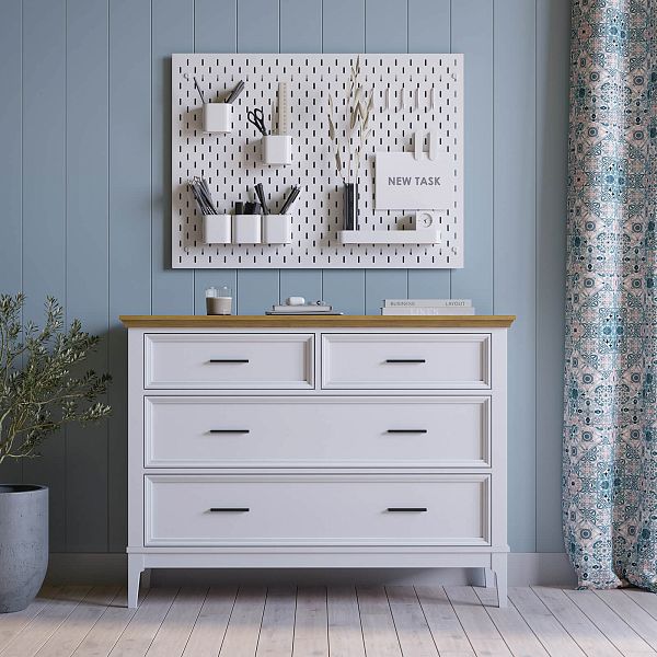 Фото Комода «Квадро-С» 04, цвет белый лак, белый лак-антик 24, серый 7042/антик 24, размер 1276x948x470 из массива сосны в интернет-магазине СиВер