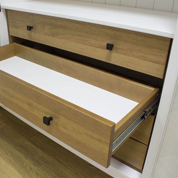 Фото Шкаф для книг «Квадро-С» 422Ф-04А из массива сосны в гостиную в стиле кантри коллекция «Квадро-С» цвет белый лак-антик 24, дерево размеры 1643х2047х421 в интернет-магазине СиВер