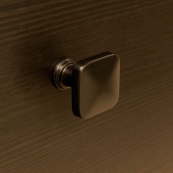 Фото тумбы из массива сосны в гостиную в стиле кантри коллекция «Бон Вояж» цвет антик 24-колониал, дерево размеры 1513х945х450 в интернет-магазине СиВер