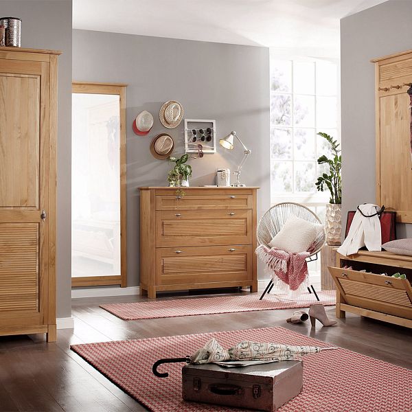 Изображение шкаф для одежды узкий на ножках в гостиную или в спальню из массива сосны Рауна 100 цвет бейц масло светлый бежевый размеры 77х200х48 в стиле кантри в интернет-магазине СиВер