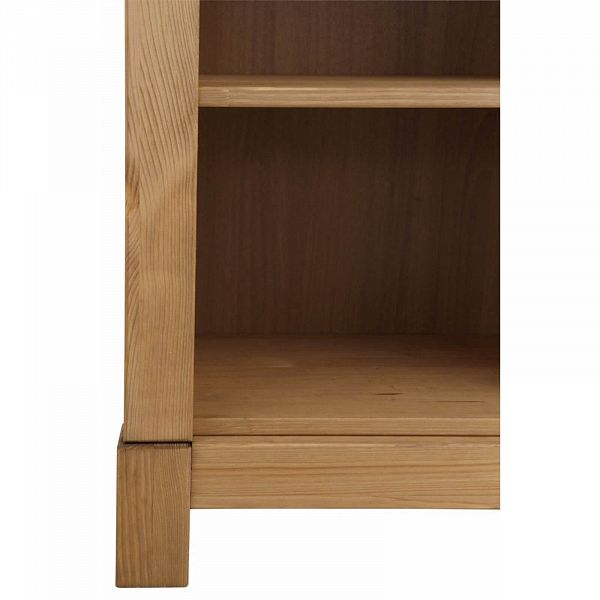 Изображение шкаф для книг на ножках в гостиную или в спальню из массива сосны Рауна 00 цвет бейц масло светлый бежевый размеры 55х180х33 в стиле кантри в интернет-магазине СиВер