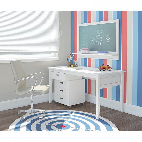 Фото пример в скандинавском интерьере белая тумба детская для ребенка или подростка "Сиело" 77330, белый воск УКВ 43x50x42 из массива сосны. Тумба с тремя ящиками под любые вещи. Минский мебельный центр - производитель. Доставка по России и Москве